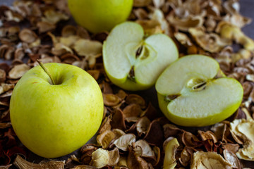 manzana fresca y natural cortada en trozos