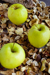 manzana fresca y natural cortada en trozos