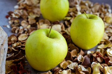 manzana fresca y natural cortada en trozos