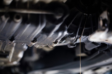 The car wheel shaft mechanic has checked and repaired.