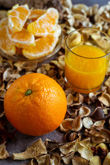 vaso con jugo de naranja natural y exprimidor