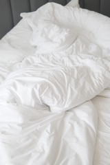 Fototapeta na wymiar white bed in a bedroom