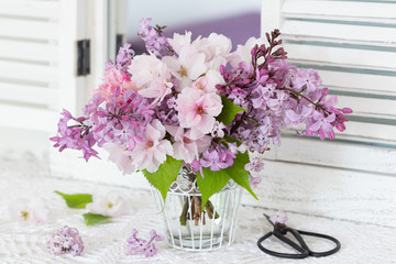 Blumenstrauß mit Zierapfel und Flieder als Frühlingsdekoration