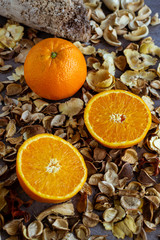 vaso con jugo de naranja natural y exprimidor