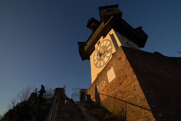 Uhrturm in Graz beschienen von der abendlichen Sonne