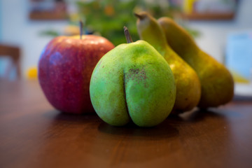Stillleben mit Birne und Apfel