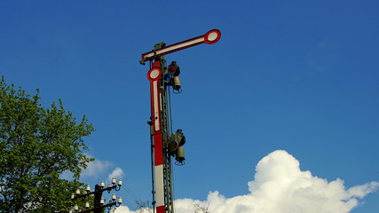 Obraz premium altes Haltesignal bei einem Stellwerk der Eisenbahn in Deutschland vor blauem Himmel