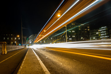Fototapeta na wymiar Lichtspuren des abendlichen Verkehrs auf einer belebten Brücke 