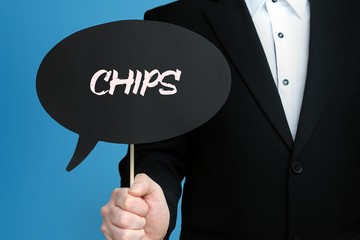 CHIPS. Geschäftsmann im Anzug hält Sprechblase in die Kamera. Der Begriff CHIPS steht im Schild....