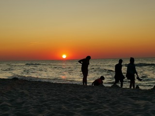 Dzieci na plaży, o zachodzie słońca