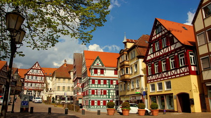 Fototapeta premium malerische Altstadt von Calw mit Fachwerkhäusern und Geburtshaus von Hermann Hesse an sonnigem Tag