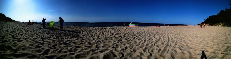 panorama plaży w słoneczny dzień