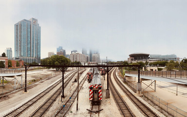 Naklejka premium Chicago landscape with train on railroad in front.
