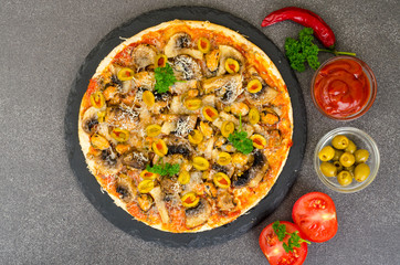Obraz na płótnie Canvas Pizza with mussels, mushrooms, green olives