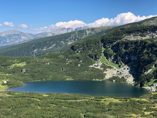 Fototapeta na wymiar אגם בתוך הרים