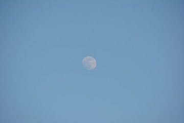 Mond am Nachmittag bei blauem Himmel, Tagmond