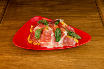 eggs to break with Iberian ham and padron peppers