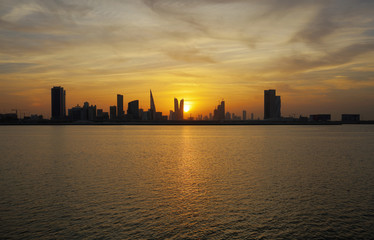 Fototapeta premium Bahrain skyline and sunset, HDR