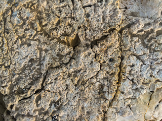 Naklejka premium Roca blanca con arena de mar 