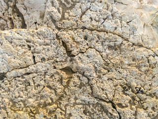 Roca blanca con arena de mar 