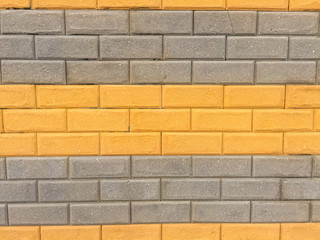 Pared de block tipo ladrillo con franja amarilla 
