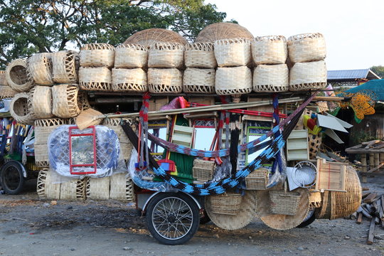 Fahrende Korbh&auml;ndler auf dem Marktplatz, Nord Luzon, Philippinen