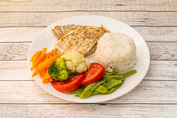 Grilled chicken with vegetable garnish