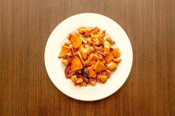 Chicken with bamboo and mushrooms