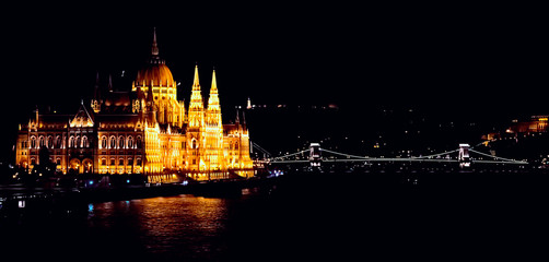 Fototapeta na wymiar Budapest parliament and chain bridge at night