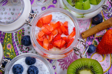 Yogurt natural con semillas de chía y frutas