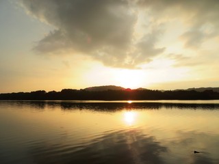 Obraz premium 日本の田舎の風景 7月 川辺の夕景