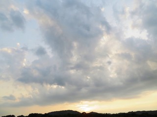 Obraz premium 日本の田舎の風景 7月 川辺の夕景