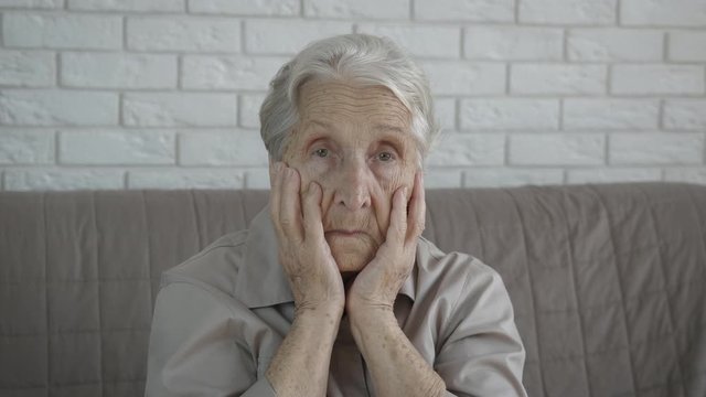 Elderly is at a loss. The old granny is at a loss.