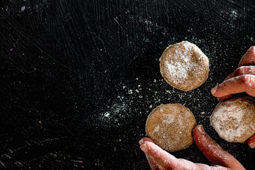 Draufsicht auf drei salzige Biskuitkuchen