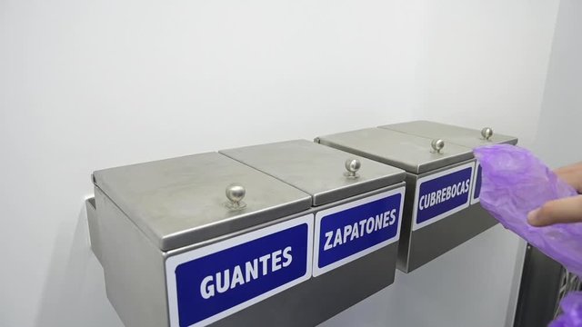Uso de zapatones para entrar a zonas seguras libre de contaminaci&oacute;n, procedimiento de limpieza