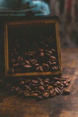 Granos de cafe sobre mesa de madera rústica.