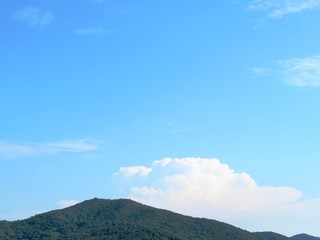 Fototapeta premium 日本の田舎の風景 7月 青空と山