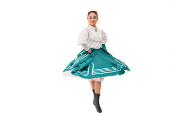 Bailarina latina adolescente, bailando polka mexicana de Nuevo León, México, con fondo blanco y...