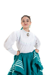 Bailarina latina adolescente, bailando polka mexicana de Nuevo León, México, con fondo blanco y...