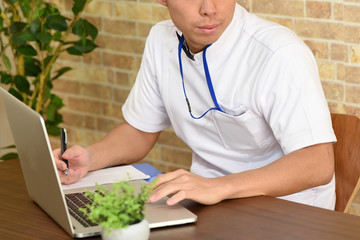 問診をする医療従事者