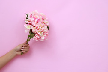 woman´s hand whit pink flower bouquet 
