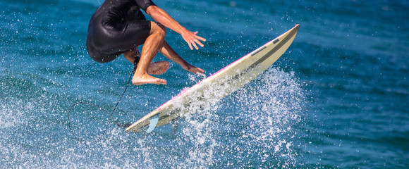 Surfista saindo da prancha