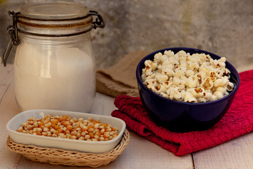 Pochoclo, palomitas de maíz. Ingredientes, azúcar, maíz, bol.