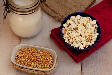 Pochoclo, palomitas de maíz. Ingredientes, azúcar, maíz, bol.