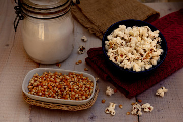 Pochoclo, palomitas de maíz. Ingredientes, azúcar, maíz, bol.