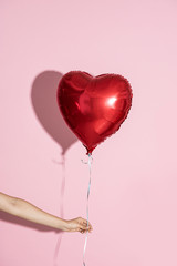 Pink heart balloon in pink background © rawpixel.com