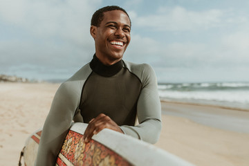 Smiling male surfer - obrazy, fototapety, plakaty