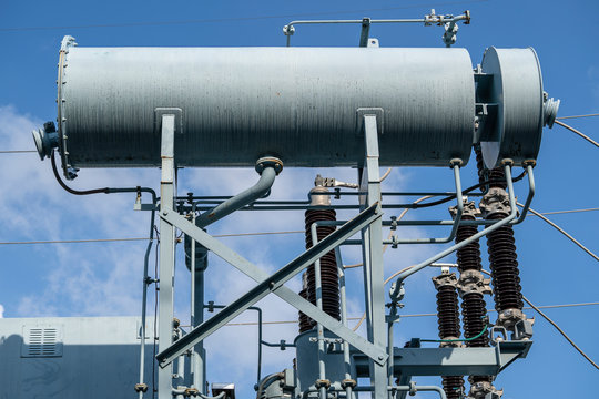 High voltage electrical insulation in a power substation