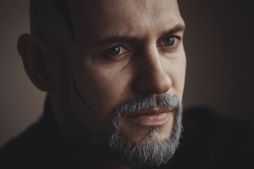 Obraz premium Man in sweater shaved bald head, white beard