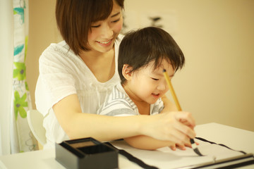 習字をする親子